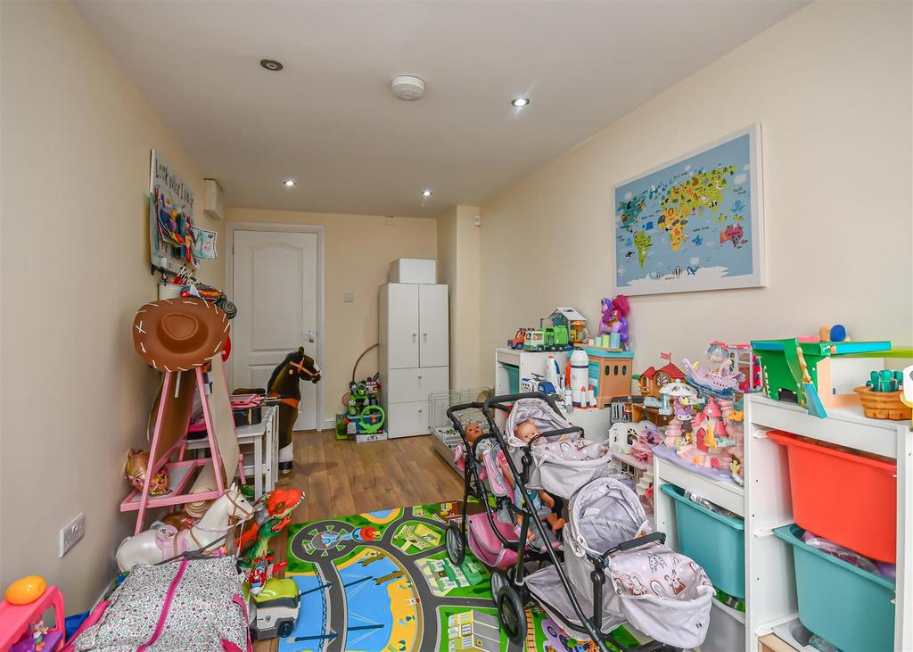 11 Penleigh Gardens-Playroom.jpg