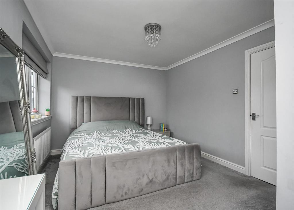 11 Penleigh Gardens-Bedroom 1 (2).jpg