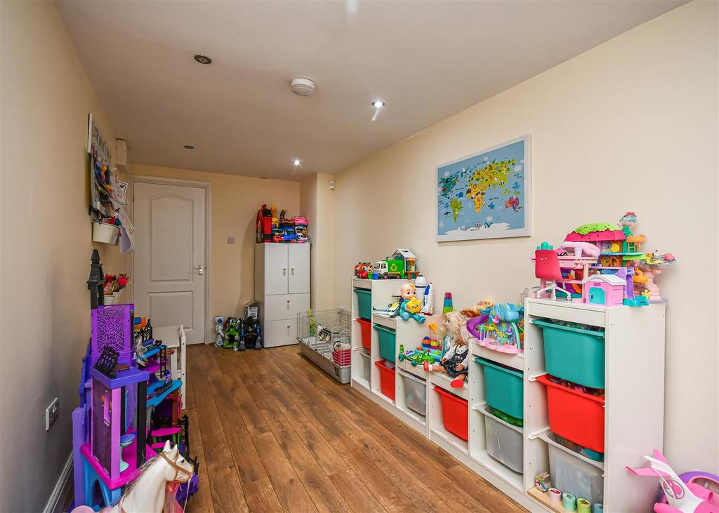 11 Penleigh Gardens-Playroom (2).jpg