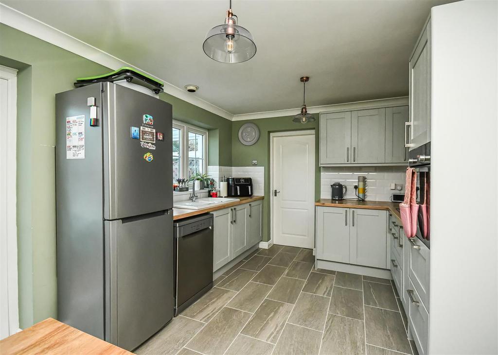 11 Penleigh Gardens-Kitchen (3).jpg