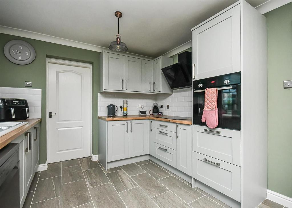 11 Penleigh Gardens-Kitchen (2).jpg