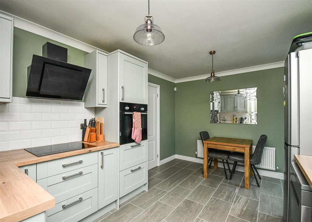 11 Penleigh Gardens-Kitchen.jpg