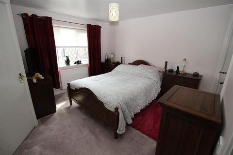 6 Bishop Close, Chippenham, SN15 3FJ
