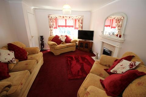 6 Bishop Close, Chippenham, SN15 3FJ