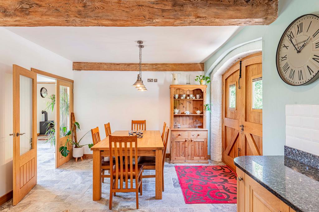 Kitchen/Dining Room (6)