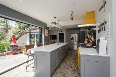 1 Hawkshill Way, Esher, KT10 8LH