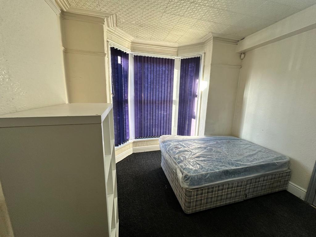 A cozy double bedroom featuring a comfortable b...