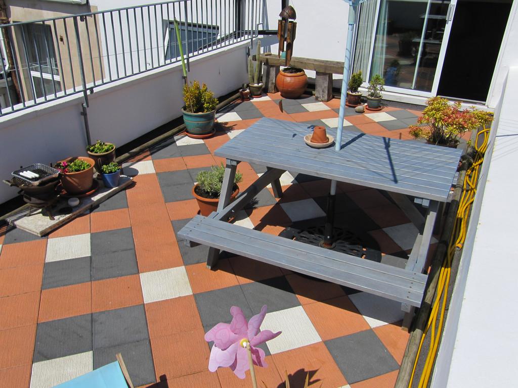 IMG 0656.JPG roof terrace-tiles
