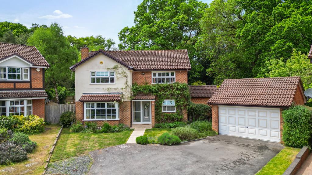 Queensbury Place, Camberley GU17 5 bed detached house - £895,000