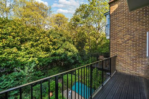 127 Selhurst Close, London, SW19 6AY