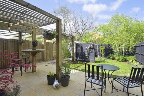 77 Bramley Vale, Cranleigh, GU6 7FY