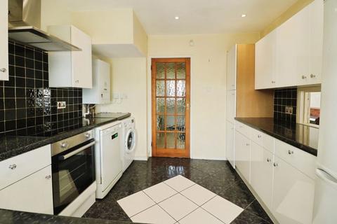 3 bedroom semi-detached house to rent, Alderbury Road West, Langley