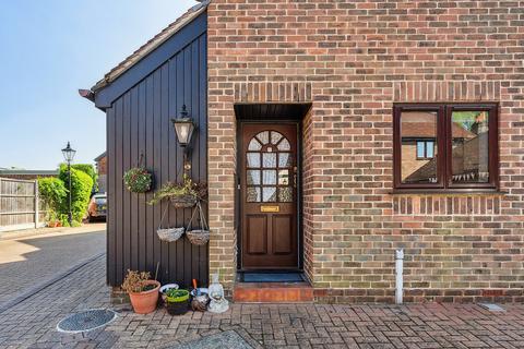 2 bedroom end of terrace house for sale, Onslow Mews, Chertsey, KT16