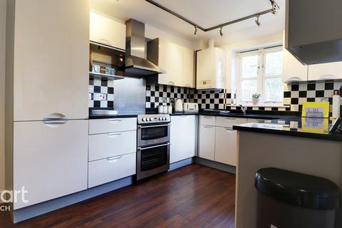 2 bedroom semi-detached house to rent, Harts Lane, Norwich