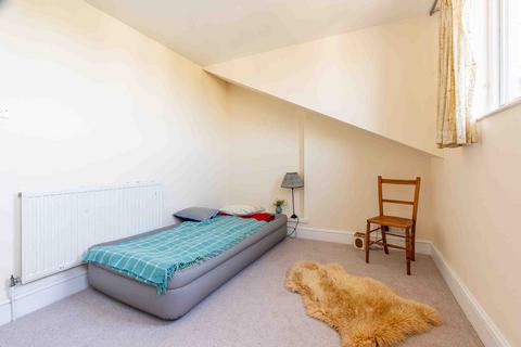 Third Floor Flat, 7 Hanbury Road, Bristol, BS8 2EW