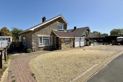 3 bedroom detached house for sale, Mountbatten Avenue, Cowes