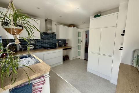 3 bedroom detached house for sale, Mountbatten Avenue, Cowes