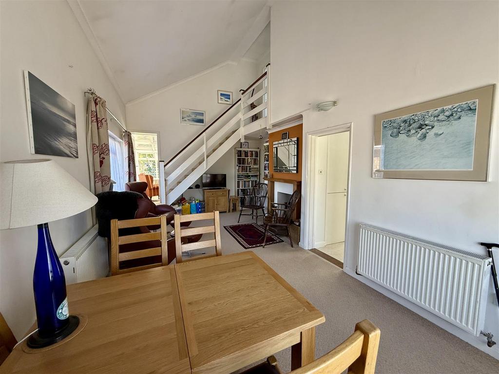 Living/Dining Room: