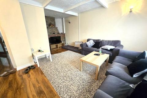 3 bedroom semi-detached house to rent, Sweetcroft Lane, Uxbridge, Greater London, UB10