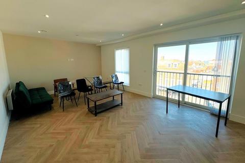 2 bedroom flat to rent, Walton on Thames, Surrey, KT
