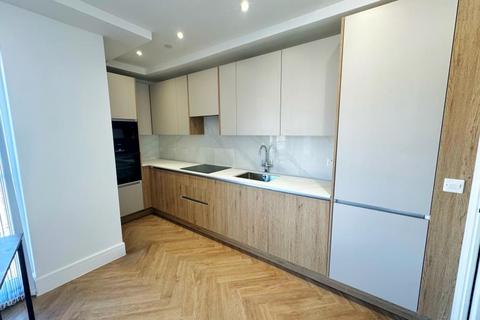 2 bedroom flat to rent, Walton on Thames, Surrey, KT