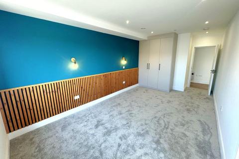2 bedroom flat to rent, Walton on Thames, Surrey, KT