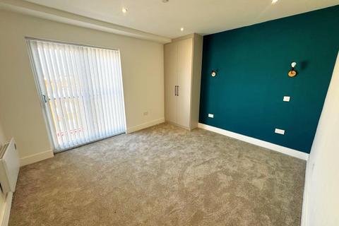 2 bedroom flat to rent, Walton on Thames, Surrey, KT
