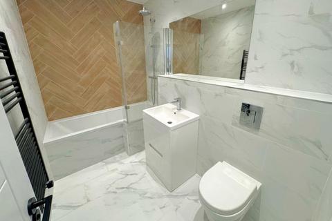 2 bedroom flat to rent, Walton on Thames, Surrey, KT