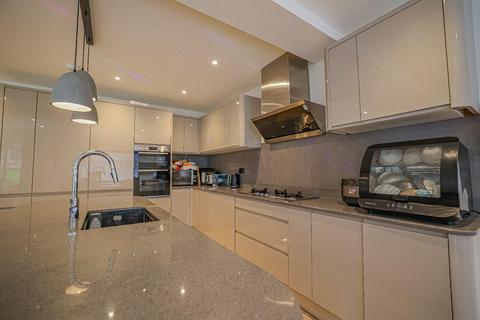 4 bedroom detached house for sale, Grove Road, Harpenden AL5