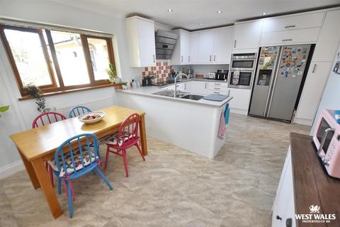 5 bedroom detached bungalow for sale, Jeffreyston, Kilgetty