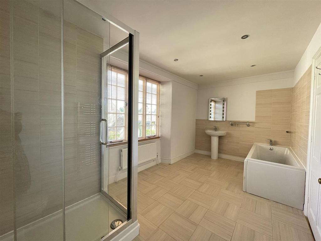 Ensuite (3).JPG