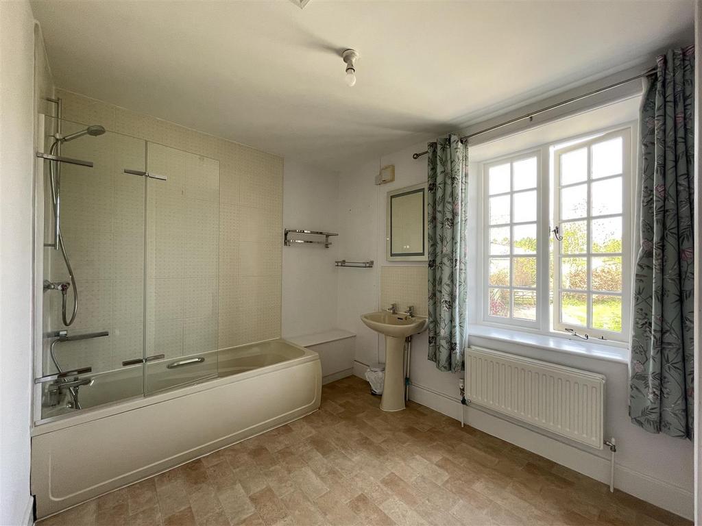 Bathroom (1).JPG