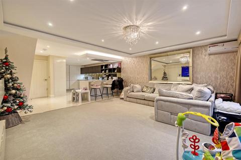 undefined, Hainault Road, Chigwell IG7