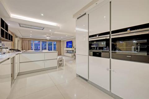 undefined, Hainault Road, Chigwell IG7
