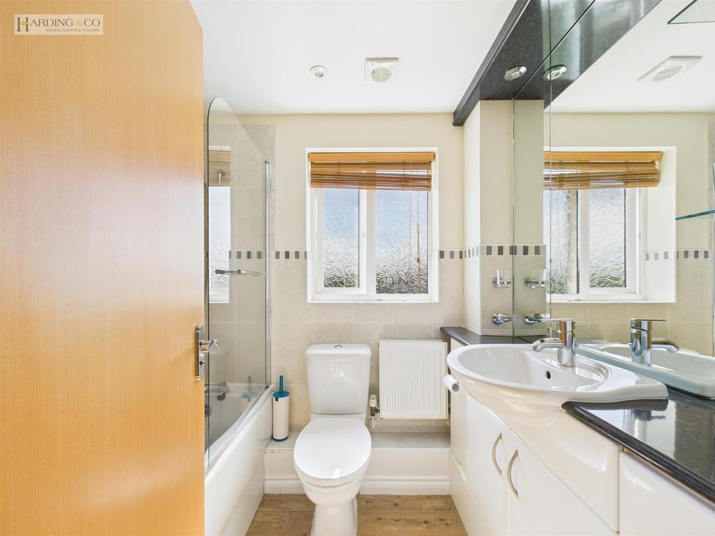 Bathroom (2).jpg