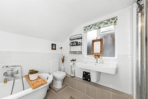 Flat D, 80 East Dulwich Road, London, SE22 9AT