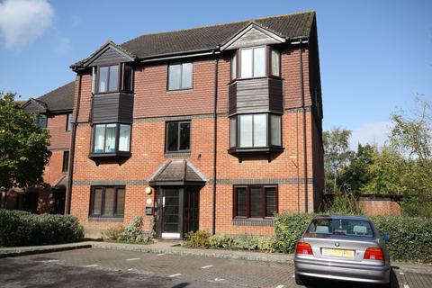 2 bedroom flat to rent, Woking GU21