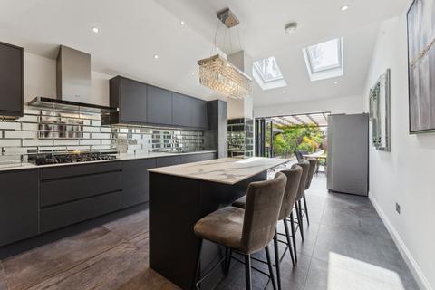 28 Abbotsbury Gardens, Pinner, HA5 1SZ