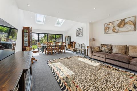28 Abbotsbury Gardens, Pinner, HA5 1SZ