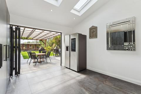 28 Abbotsbury Gardens, Pinner, HA5 1SZ