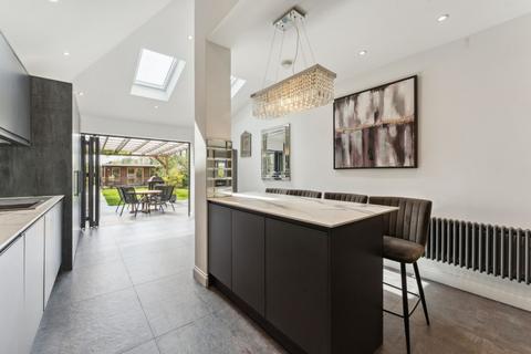 28 Abbotsbury Gardens, Pinner, HA5 1SZ