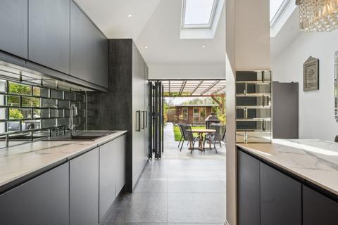 28 Abbotsbury Gardens, Pinner, HA5 1SZ