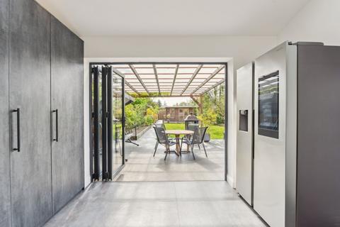28 Abbotsbury Gardens, Pinner, HA5 1SZ