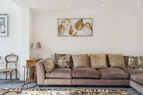 28 Abbotsbury Gardens, Pinner, HA5 1SZ