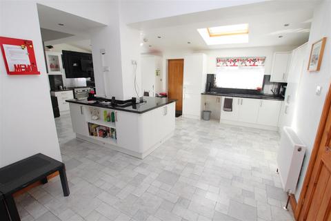5 bedroom terraced house for sale, Curzon Road, Barkerend, Bradford