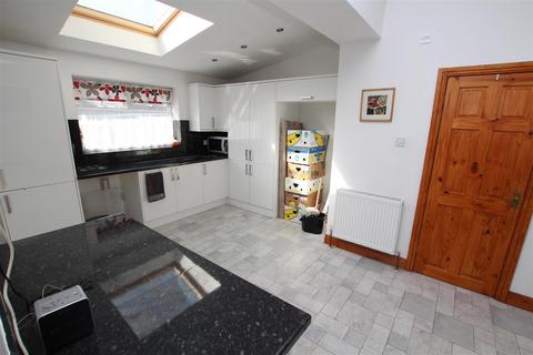 5 bedroom terraced house for sale, Curzon Road, Barkerend, Bradford