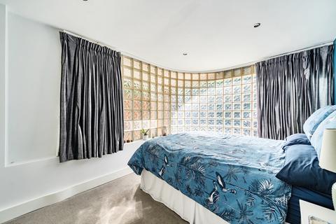 4 Beacon Hill, Woking, GU21 7QR