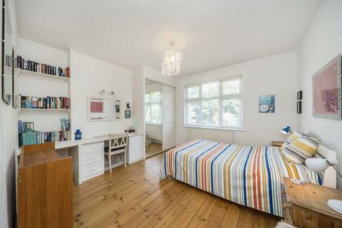 9 Riverside Close, Kingston Upon Thames, KT1 2JG