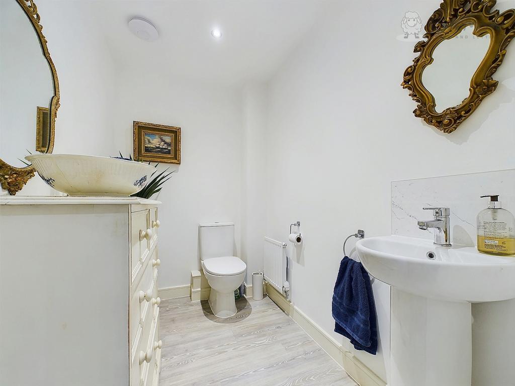 Ewe Move Tiverton - Matilda Way - Cloakroom