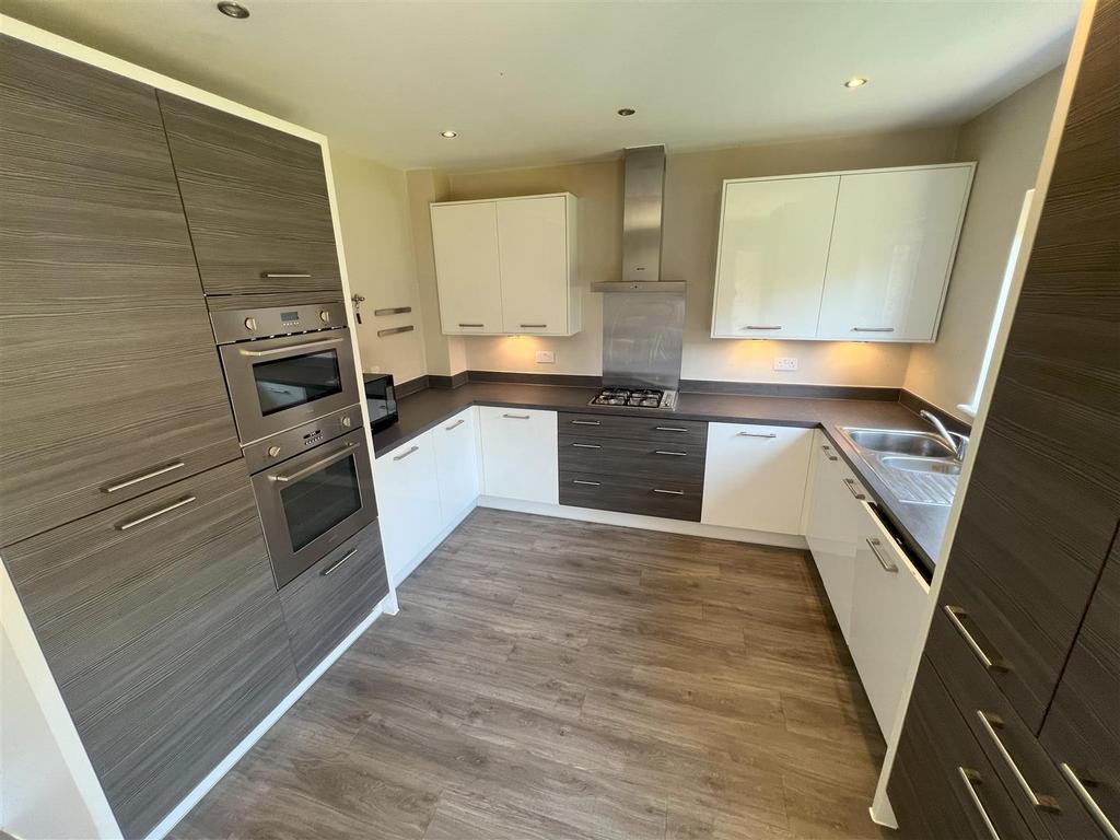 Kitchen 1.jpg